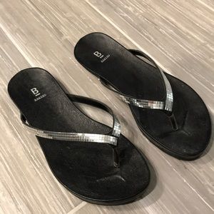 Bakers silver and black thong sandal, size 7.5